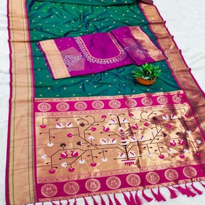 Sari de Seda Banarasi Suave VASTRA COTTAGE con Zari Natural, Pallu Meenakari Rico, Borde Tejido Meenakari y Borlas de Diseño - Product Image 4
