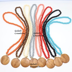 Collier de perles en bois orange avec pendentif rond épais et bracelet assorti ensemble de bijoux de déclaration Boho fait à la main pour les femmes - Product Image 2