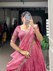 Lehenga de mariage en soie pure de designer Bollywood, avec chemisier et dupatta fantaisie traditionnels, design moderne, couleur violette, pour fêtes et mariages - Product Image 2