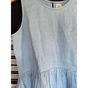 Vestido SARITA de Lino Talla Única, Color Azul Cielo, Casual, con Volantes, Transpirable, Sostenible, con Logotipo Personalizado, Largo hasta la Rodilla, Color Natural Sólido - Product Image 2