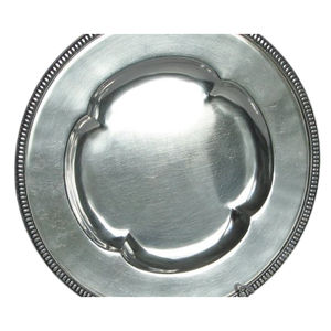 Assiette de présentation ronde en métal argenté de luxe pour mariage et événements, avec bordure perlée, pour usage traiteur - Product Image 1
