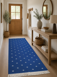 Tapis Dhurrie artisanal en coton bleu, réversible, à motifs géométriques, avec franges à pompons blancs, pour chambre et salon - Product Image 3