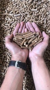Venta al por mayor de calidad Euro Pellets de madera 15-50kg Bolsas Biomasa de pino Patrón de barra de combustible Chips 6mm de diámetro Comprar Pellets de madera de pino - Product Image 5