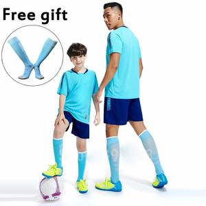 Conjuntos de uniformes de diseño personalizado de alta calidad para equipos deportivos Camisetas de fútbol personalizadas con pantalones cortos para equipos de fútbol - Product Image 5