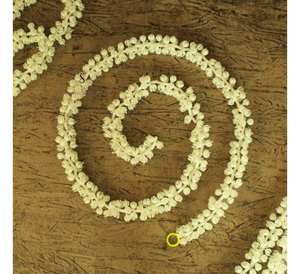 พวงมาลัยดอกไม้สีขาวที่สวยงามพร้อมโมกราและระฆังตกแต่งงานแต่งงานหรูหราและคืนฉากหลังงานแต่งงาน - Product Image 1