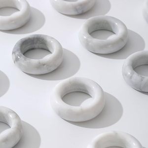 ห่วงรัดผ้าเช็ดปากหินอ่อนสีขาวแบบทันสมัยสำหรับตกแต่งโต๊ะอาหารในห้องครัววันหยุดคริสต์มาสและงานแต่งงานสำหรับโอกาสพิเศษ - Product Image 1