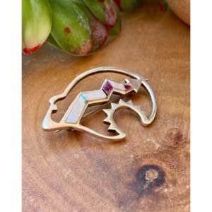 เข็มกลัดรูปหมีฝังหินหลายชนิดและเงินสเตอร์ลิงทำมือแบบนาวาโฮ - Product Image 3