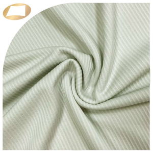 Tela de punto de alta calidad, 72.3% poliéster reciclado, 27.7% poliéster, elástica mecánica, con rayas arrugadas, para ropa informal. - Product Image 1