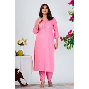 Elegante Conjunto de Kurta Rosa Bebé en Crepé con Mangas Tres Cuartos y Adornos Discretos - Product Image 3