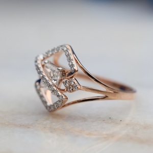 Bague de fiançailles de style classique 14 carats avec diamant de laboratoire de coupe princesse, cadeau de mariage étincelant certifié IGI écologique - Product Image 4