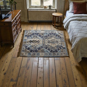 Tapis Kilim en nylon fait main Giana, bleu et beige, motif abstrait, moderne, tissé à la main, tissage plat, tapis écologique avec franges - Product Image 1