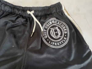 กางเกงขาสั้น unisex พร้อมแถบด้านข้างที่กําหนดเองโลโก้ปักขนาดใหญ่กางเกงขาสั้นฤดูร้อนโพลีเอสเตอร์ยิมวิ่งกางเกงขาสั้นโยคะสวมใส่ชายหาด - Product Image 4