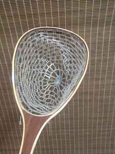 Filet à main en bois de haute qualité pour la pêche à la mouche et la libération de la truite avec un long crochet de suspension élastique profond - Product Image 2