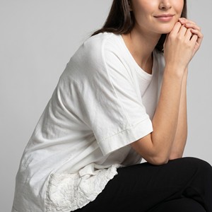 Grand t-shirt asymétrique à manches courtes en dentelle, 100 % coton, taille unique (tailles 38-46) - Product Image 3