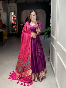 Lehenga choli พิมพ์ลาย bandhej-patola ผ้าไหมออกแบบล่าสุดสำหรับงานเลี้ยง - Product Image 5