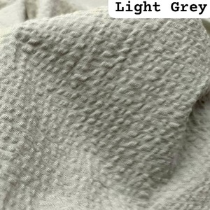 La tela de Seersucker de algodón de fácil cuidado se seca rápidamente después de lavar la tela de algodón de Seersucker agrega un aspecto texturizado a los trajes modernos - Product Image 4