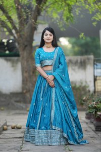 Magnífico Lehenga Choli de Chinon Pesado con Bordado de Hilo y Trabajo de Zari Plateado, Exportador de Moda Femenina en Venta - Product Image 2