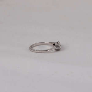 Bague de fiançailles solitaire en or massif 14 carats avec diamant de laboratoire taille marquise, sertissage clos classique, certifiée IGI – Le cadeau parfait pour elle - Product Image 4