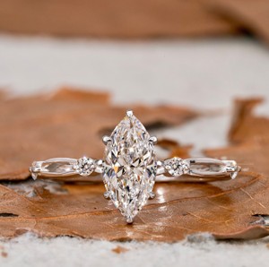 Bague personnalisée de luxe en or 14 carats avec bande torsadée et sertissage à griffes, pour fiançailles et mariage, ornée de diamants de laboratoire taille marquise et taille ronde, vente en gros - Product Image 1