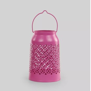 Des motifs uniques qui émettent des effets de lumière décoratifs en verre et en métal, parfaits pour créer une atmosphère chaleureuse. - Product Image 5