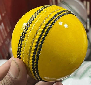 Alta calidad mejor venta personalizar logotipo puntada a mano cuero genuino 156G Color amarillo Cricket bolas duras resistente al agua - Product Image 6
