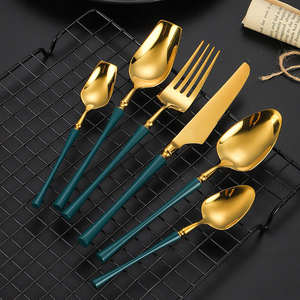 Elegante juego de cubiertos dorados de primera calidad, fabricado con acero inoxidable duradero, adecuado para las comidas diarias. - Product Image 5