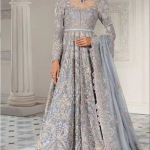 Robe de soirée en mousseline de soie fantaisie de style pakistanais traditionnel pour femmes, design Salwar Kameez pour les occasions spéciales - Product Image 1