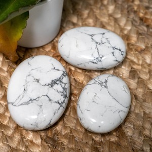 Piedra de Palma de howlita de alta calidad para equilibrar Chakras o curación y relajación energética disponible al mejor precio de mercado - Product Image 1