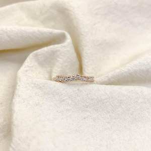 Anillo DE BODA minimalista de doble fila de diamantes de corte redondo de 2mm para Mujer | Media eternidad de Punta compartida | Plata 925 o chapado en oro de 18 quilates - Product Image 4