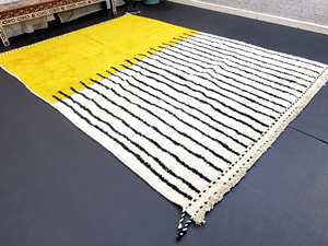 Tapis marocain Beniourain abstrait personnalisé fait à la main tapis de laine tufté à rayures jaunes et blanches Design marocain unique - Product Image 5