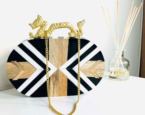 Pochette élégante en résine faite à la main accessoire élégant pour les fêtes et les occasions festives - Product Image 1