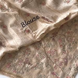 Sari de Tela Pura Zari VASTRA COTTAGE con Borde de Patrón Hecho a Mano y Blusa de Diseño a Contraste con Bordado a Mano para Vestir en Festividades - Product Image 6