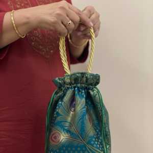 Pochette de soirée de luxe en soie Banarasi avec fil de paon, sac à main élégant en satin de coton orné de perles et de pierres, porte-monnaie tendance - Product Image 4