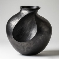 Vase en aluminium noir vieilli Obsidian Aura, détails rustiques, motif floral en relief, style côtier, fait main, écologique, pour la maison
