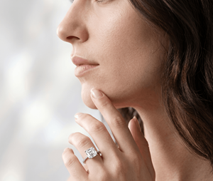 Anillo de Compromiso con Diamante Cultivado en Laboratorio, Corte Asscher, Banda con Pavé de Diamantes Redondos Brillantes, Anillo de Boda Clásico para Mujer - Product Image 6