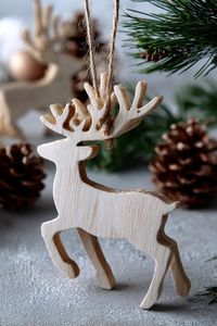 Adorno colgante de Navidad de madera artística con acabado pintado, perfecto para una acogedora decoración de árbol de vacaciones de granja - Product Image 3