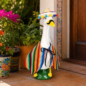 En gros Décoration de jardin et de véranda extérieure : Tenue de statue d'oie avec cape serape, sombrero et moustache, pour la fête - Product Image 1