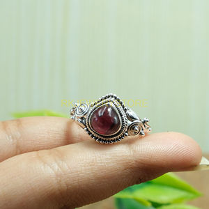 แหวนเงินแท้ 925 ประดับพลอยโกเมนธรรมชาติ ทำด้วยมือ |   ลายดอกไม้สไตล์วินเทจ |   แหวนทรอยน์ คาโบชอง แกรนท์สีแดงสำหรับผู้หญิง - Product Image 3