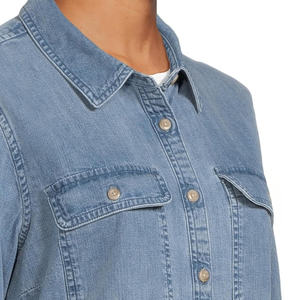 Chemise en jean à manches longues pour femmes avec tissu lavé doux et design classique idéal pour une tenue décontractée de tous les jours - Product Image 4