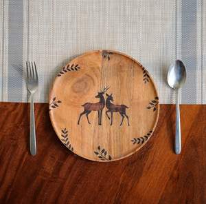 Assiette de service en bois d'acacia ronde et écologique moderne, vaisselle et assiettes durables gravées au laser pour les fêtes - Product Image 1