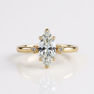 Bague de fiançailles élégante en or 10 carats avec diamants latéraux pour les occasions de mariage ou de fête des femmes - Product Image 2