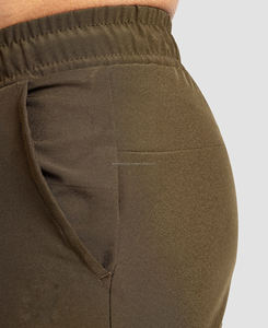 Shorts d'entraînement performants pour hommes, vert olive, haute qualité, respirants, séchage rapide, brodés, en tissu satiné, taille à cordon de serrage, style streetwear - Product Image 4