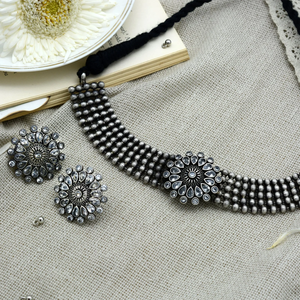 Gargantilla de Piedras Redondas con Puntos, Elegante y con Estilo para Fiestas - Product Image 1