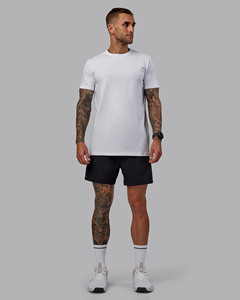 กางเกงขาสั้นผู้ชายสีดำขนาดกลางพอดีตัวระบายอากาศได้ผ้าถักทอแบบลำลองสไตล์สตรีทโรงงานขายส่งราคาดีที่สุด - Product Image 5