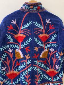 Chaqueta a medida de terciopelo con cuello simulado Chaqueta corta de terciopelo bordada a mano Suzani de terciopelo para mujer - Product Image 5