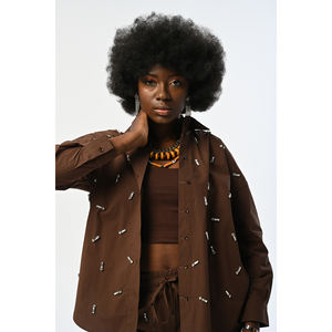 Camisa Marrón Extra Grande para Mujer con Diseño de Adornos de Piedras en la Parte Delantera - Product Image 4