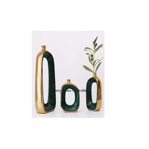 Vase à fleurs de forme longue de table le plus vendu avec des vases moulés en étain de conception perforée de couleur or et un support floral à bas prix - Product Image 2