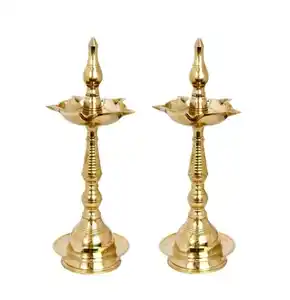 Atacado Fabricante Tradicional Templos Puja Latão Embossed Pavão Mahabharat Diya Stand Lamp