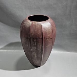 Elegant Design <b>Tall</b> Gold Metal <b>Vase</b> with Unique Artistic Pattern and Glossy Finish Perfect for Contemporary and Classic <b>Decor</b> - Product Image 6