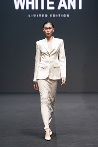 เบลเซอร์สไตล์หรูหรามีกระเป๋าหน้าสำหรับผู้หญิงเสื้อเบลเซอร์ผ้าซาตินผ้าแพรทอสีขาวแบบเวียดนาม - Product Image 2